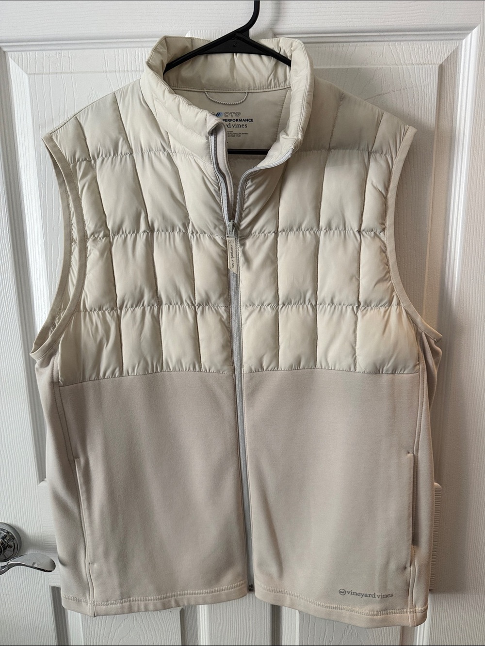 Vineyard Vines Two-Tone Quilted & Fleece Vest in Light Neutral
